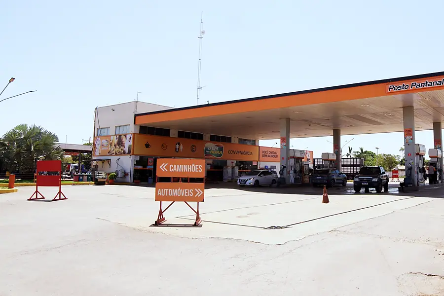 Entrada do posto com placas separando caminhões e automóveis
